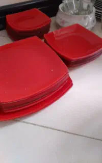 تعدادی  ظرف  سرو