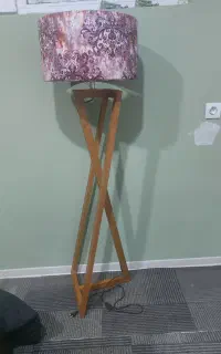 آباژور ایستاده