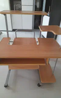 میز تحریر و کامپیوتر