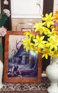 دو عدد گلدان همراه با تعدادی گل و یک تابلو