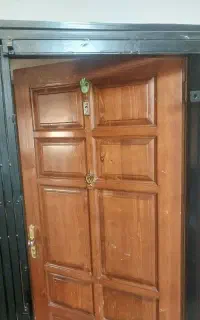 در ورودی خانه و حفاظ