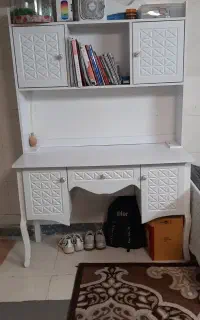 میز تحریر در حد نو با ویترین