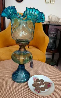 چراغ نفتی قدیمی فیتیله و نفت داره روشن میشه
