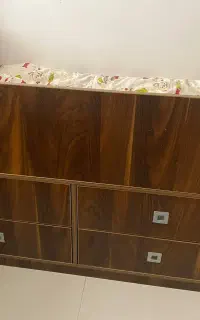 تخت کنار مادر