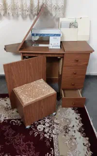 صندلی و میز چرخ خیاطی .