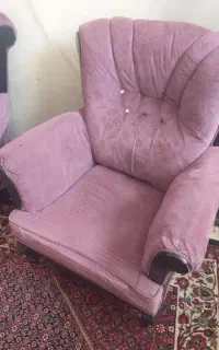 مبل براه باغ خوبه یک پایش شکسته