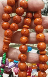 ۵ تا تسبیح سندلوس و کهربا خال دار کهنه