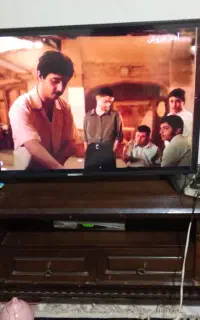 میز تی وی بزرگ جادار کارکرده تو عکس مشخص
