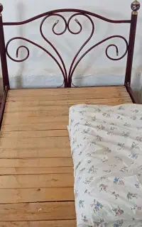 تخت خواب یک نفره بزرگ با تشک پنبه ای