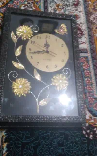فروش یک اعدد ساعت دیواری طرح دار سالم درحد نو