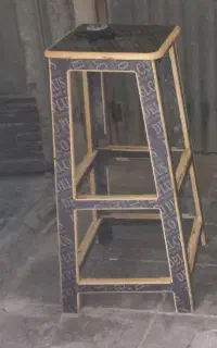 چهار پایه چوبی