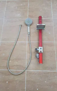 سر دوش حمام با پایه در حد نو