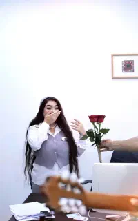 سوپرایز تولد /گیتاریست خواننده/کیک/گل/دیزاین