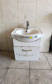 روشویی با شیر آب