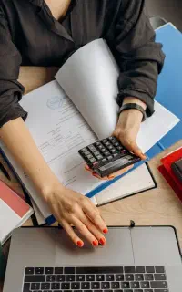 خانم جویای کار