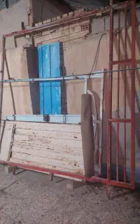 در حیاط سه لنگه