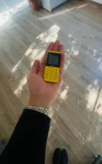 گوشی نوکیای زرد بند انگشتی