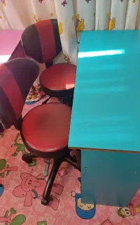 تعدای میزوصندلی به فروش می‌رسد