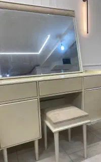 میز آرایش با آیینه بزرگ
