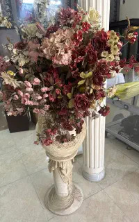 گلدان سفالی با گل مصنوعی