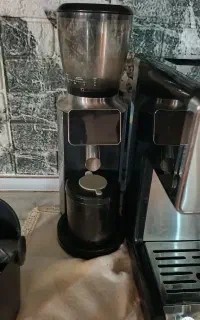 اسپرسو ساز  نیم صنعتی ۲۰۴۳ و آسیاب مباشی ۲۰۹۵