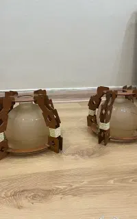 یک جفت لوستر همراه با چراغ