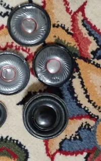تعدای بلند گو هدفون و یک عدد بلندگو اسپیکر بلوتوثی