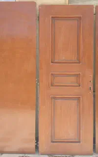 درب های چوبی فندقی رنگ
