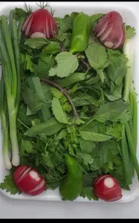 سلام سبزی پاک میکنم
