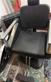 یک عدد صندلی در حد نو برای انجام پیرایش