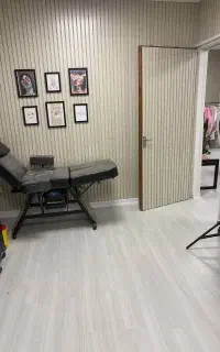 همکاردرسالن زیبای نبش خیابان ناخنکارمژه کار