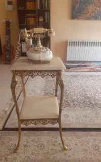 میز تلفن برنز و تلفن سلطنتی