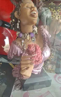 مجسمه دختر آواز خوان  آرش کمانگیر