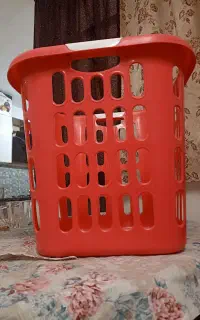 سبد لباس در حد نو