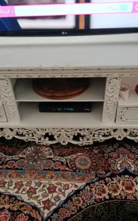 میز تلویزیون کار کرده