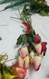مقداری گل مصنوعی