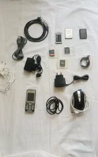 موس کامپیوتر و گوشی و کابل شارژ