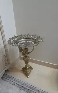جا میوه ای برنز کنار سالنی