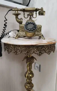 میز و تلفن برنجی