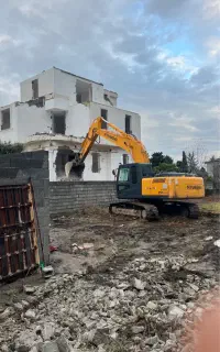 تخریب ساختمان گودبرداری فنداسیون بیل‌مکانیکی لودر