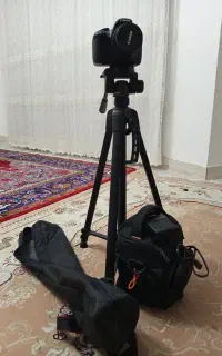 دوربین canon 1300D همراه با پایه