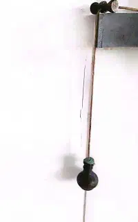 شاقول برنزی بریشدن، حدودا نیم کیلو وزن دارد