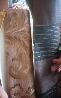 مقداری کاغذ دیواری خرد باقیمانده