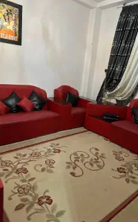 مبل ۹نفره چرم قرمز بسیار تمیز در حد نو