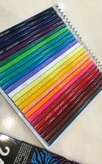 مداد مشکی و مداد رنگی