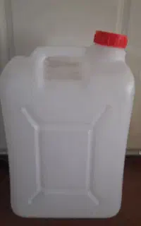 دبه خیار شور  و سرکه
