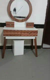 میز آرایشی مدرن و شیک (در حد نو)