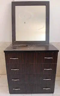 اینه و کمد