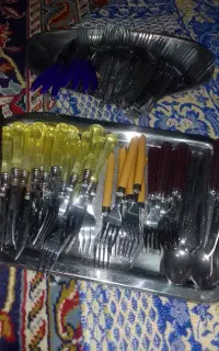 پارچ وظرف گل قرمز