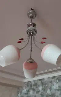 یک عدد لوستر و یک گلدان خورشیدی